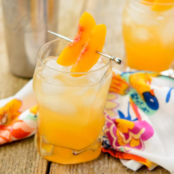 Sparkling Peach Cocktail | Magnolia Days