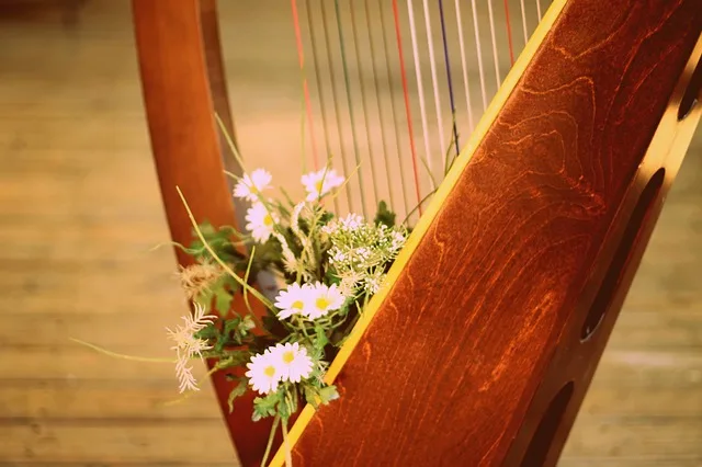 Lever harp with flower bouquet